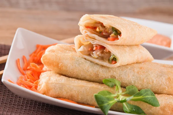 Rollos de primavera vegetal sobre mesa de madera . — Foto de Stock