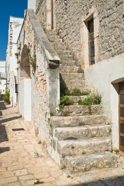 Para o beco. Sammichele di Bari. Puglia. Itália . — Fotografia de Stock