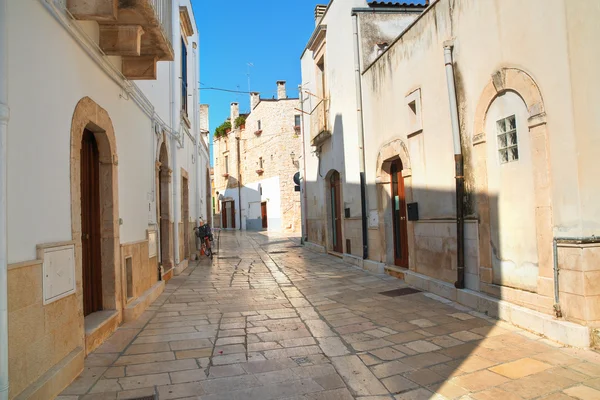 Alleyway. Sammichele di Bari. Puglia. Italy. — Stock Photo, Image