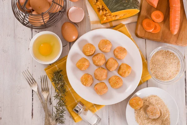 Albóndigas Pollo Con Calabaza Zanahoria Plato Blanco — Foto de Stock