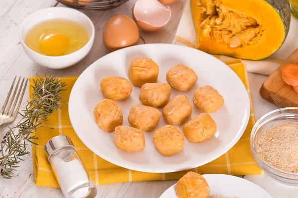 Bakso Ayam Labu Dengan Wortel Piring Putih — Stok Foto