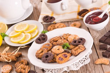 Beyaz tabakta kısa hamurlu bisküviler.