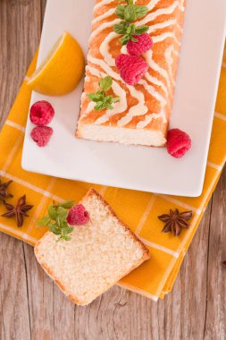 Beyaz tabakta taze ahududu ve limonlu kek..