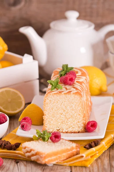Лимонный Бисквит Малиной Белом Блюде — стоковое фото