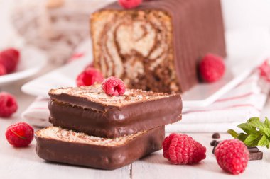 Beyaz tabakta ahududulu mermer pasta..