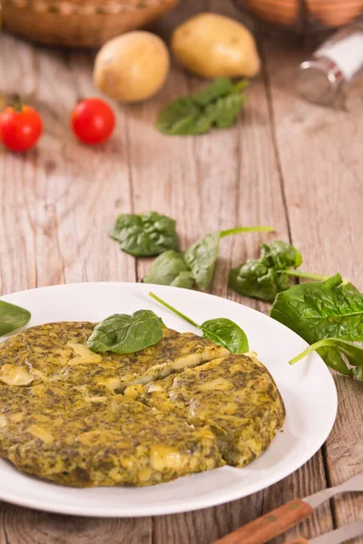 Tortilla Española Con Espinacas Sobre Plato Blanco —  Fotos de Stock