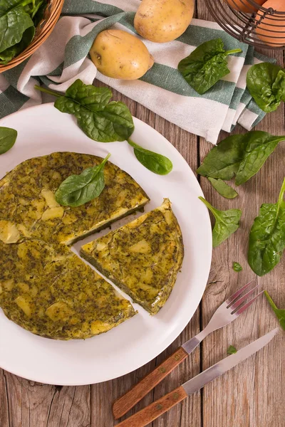 Tortilla Española Con Espinacas Sobre Plato Blanco — Foto de Stock