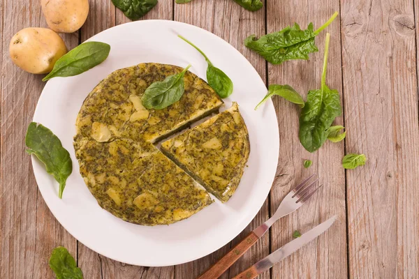 Tortilla Española Con Espinacas Sobre Plato Blanco —  Fotos de Stock