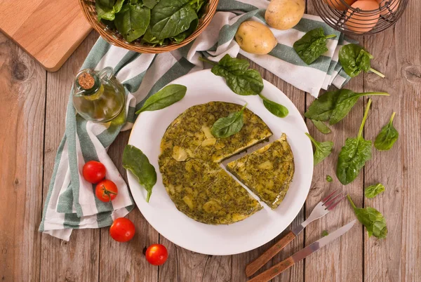 Tortilla Española Con Espinacas Sobre Plato Blanco —  Fotos de Stock