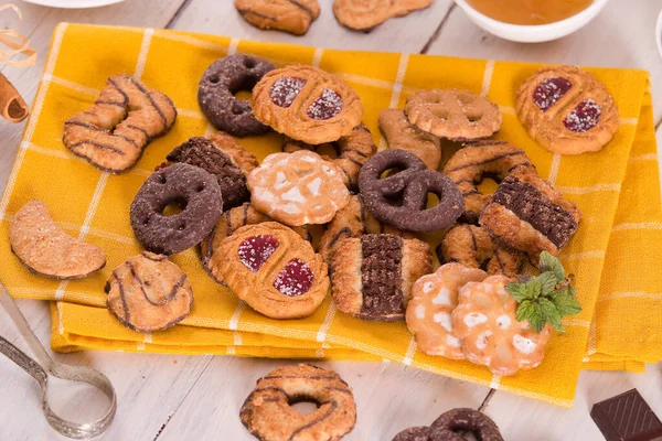 Galletas Masa Shortcrust Con Menta Plato Blanco —  Fotos de Stock