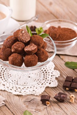 Beyaz tabakta gofret olan çikolatalı trüf..