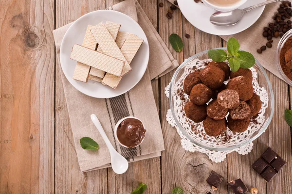 Trufas Chocolate Con Oblea Plato Blanco —  Fotos de Stock