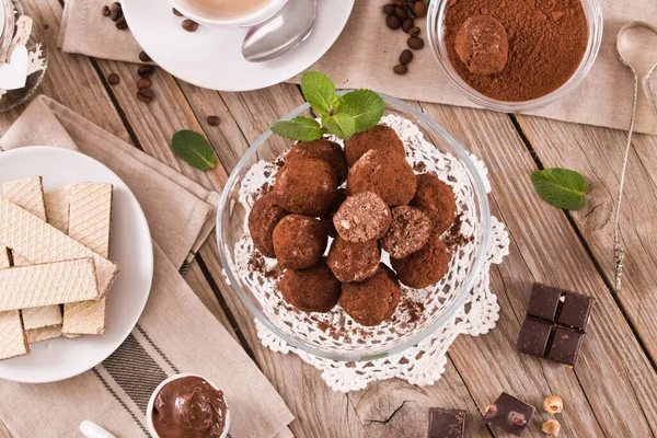 Trufas Chocolate Con Oblea Plato Blanco —  Fotos de Stock