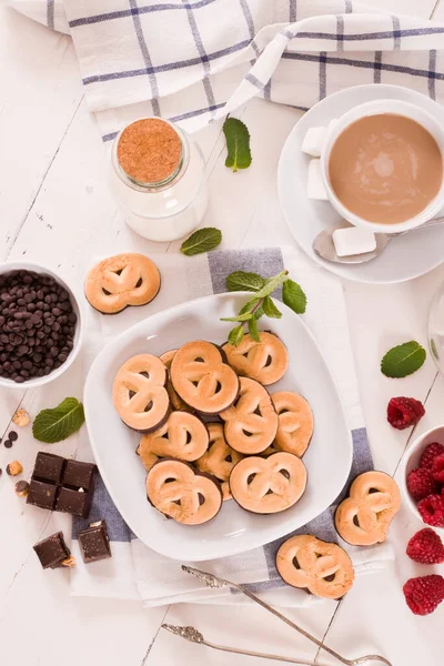 Galletas Pretzel Chocolate Con Fruta Fresca Plato Blanco — Foto de Stock