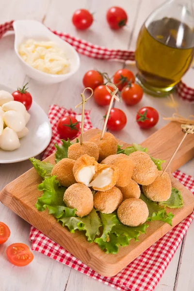 Bolas Queijo Mozzarella Fritas Tábua Corte — Fotografia de Stock