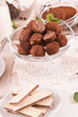 Beyaz tabakta gofret olan çikolatalı trüf..