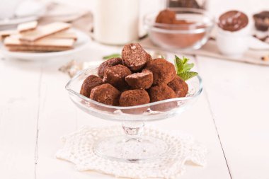 Beyaz tabakta gofret olan çikolatalı trüf..