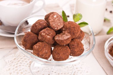 Beyaz tabakta gofret olan çikolatalı trüf..