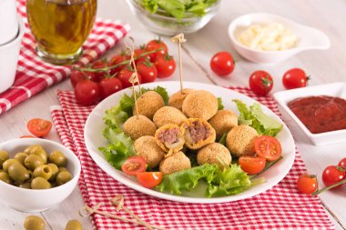 Beyaz tabakta salata ve zeytin dolması..