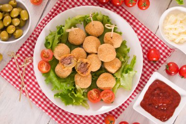 Beyaz tabakta salata ve zeytin dolması..