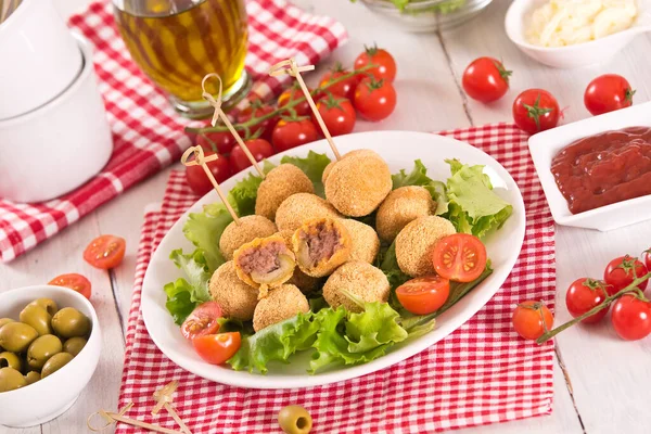 Ascoli Olives Farcies Avec Salade Sur Plat Blanc — Photo