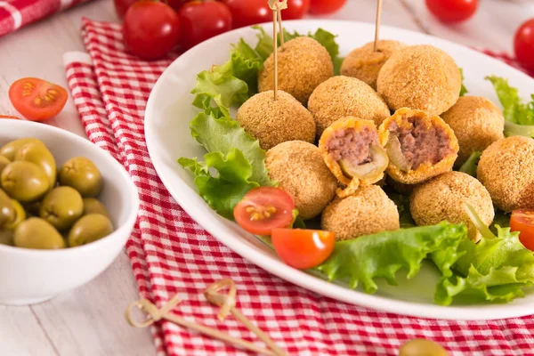 Ascoli Gefüllte Oliven Mit Salat Auf Weißem Teller — Stockfoto