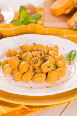 Kabak gnocchi ve rendelenmiş amaretti kurabiyesi..