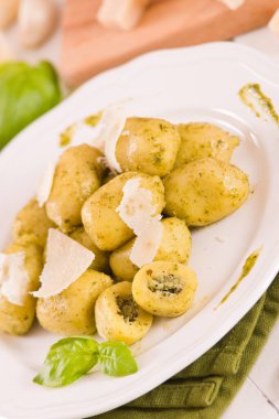 Pesto soslu patates gnocchi..