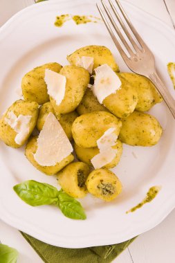 Pesto soslu patates gnocchi..