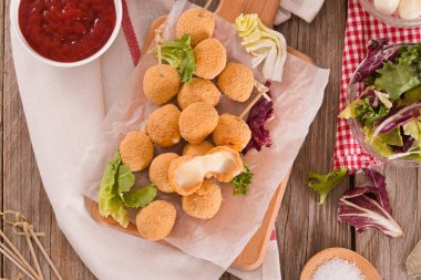 Kızarmış Mozzarella peynirli topları..