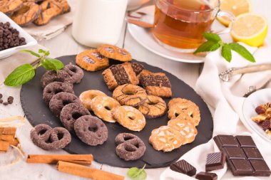 Kısa hamurlu hamur bisküvileri, üzerinde çikolata olan ahşap masa..