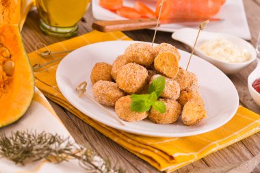 Beyaz tabakta balkabaklı tavuk köftesi..