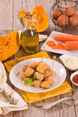 Beyaz tabakta balkabaklı tavuk köftesi..