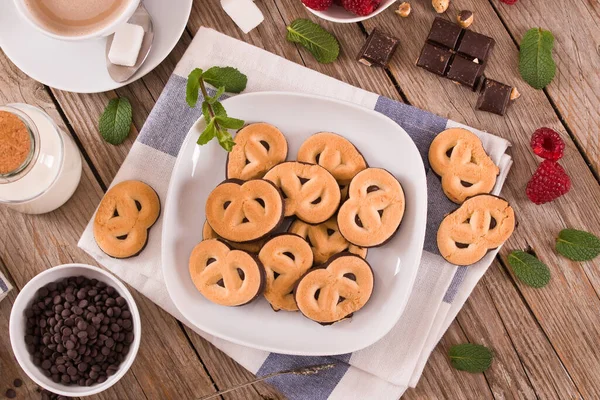 Chocolate Chip Cookies Auf Weißem Teller — Stockfoto