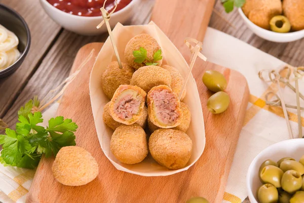 Ascoli Gefüllte Oliven Mit Dip Sauce Auf Schneidebrett — Stockfoto