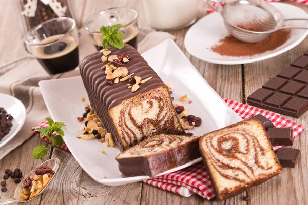 Beyaz Tabakta Çikolata Kaplı Mermer Pasta — Stok fotoğraf