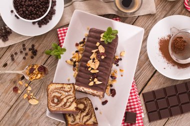 Beyaz tabakta çikolata kaplı mermer pasta..