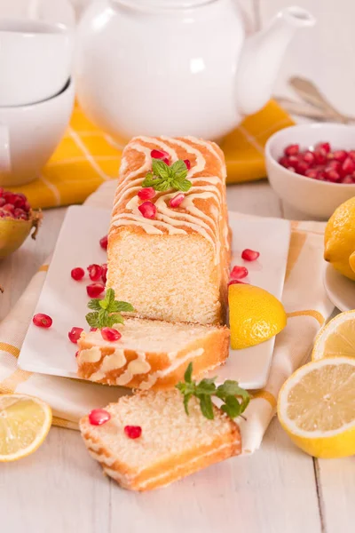 Citronsockerkaka Med Färsk Frukt Vit Skål — Stockfoto