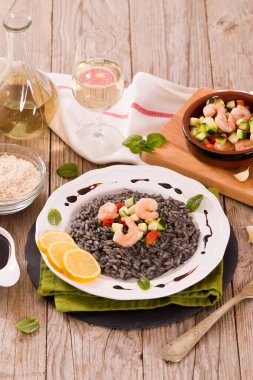 Beyaz tabakta sebzeli mürekkep balığı pilavı..