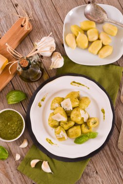 Pesto soslu patates gnocchi..
