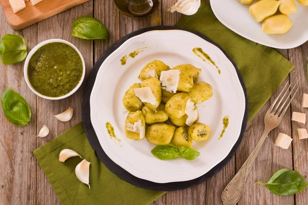 Kartoffelgnocchi Gefüllt Mit Pesto Sauce — Stockfoto