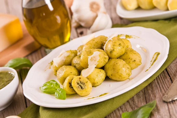 Nhoque Batata Recheado Com Molho Pesto — Fotografia de Stock