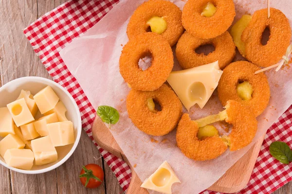 Anel Queijo Frito Com Molho Imersão Prato Branco — Fotografia de Stock