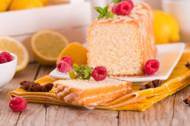 Beyaz tabakta taze meyveli limonlu kek..