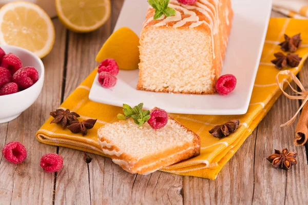 レモンスポンジケーキ白皿の上に新鮮な果物 — ストック写真