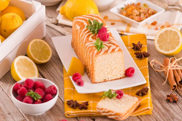 Ciasto Cytryny Gąbka Świeże Owoce Białym Naczyniu — Zdjęcie stockowe