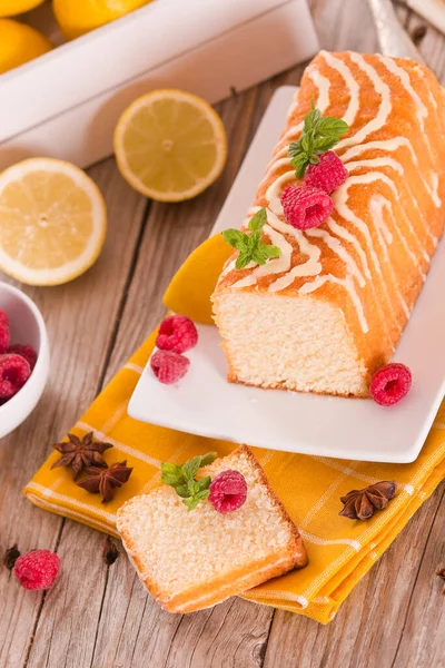 Citronsockerkaka Med Färsk Frukt Vit Skål — Stockfoto