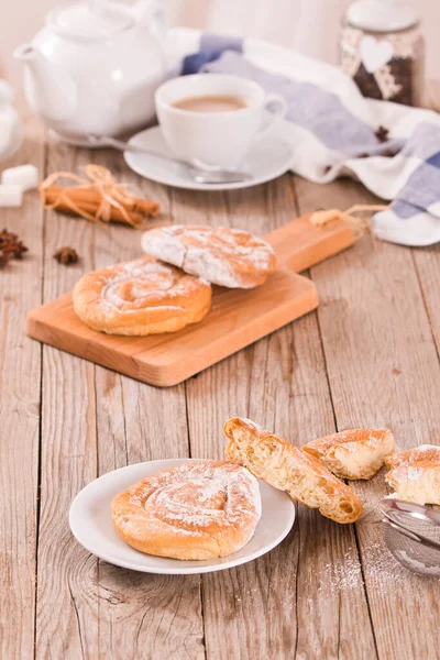 Tourbillons Pâtisserie Sucrés Avec Sucre Glacé Sur Plat Blanc — Photo