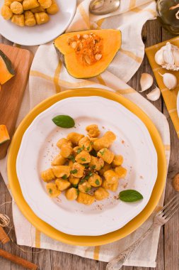 Kabak gnocchi ve rendelenmiş amaretti kurabiyesi..