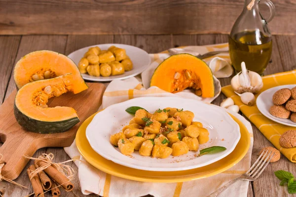 Gnocchi Calabaza Con Galletas Amaretti Ralladas —  Fotos de Stock